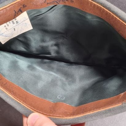 Lot d'objets militaires comprenant : 1 clairon...