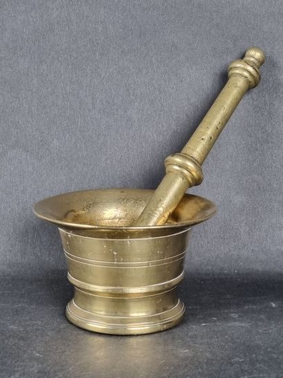 Mortier et pilon en bronze doré (H : 7,5...