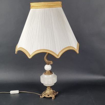 Lampe en albâtre et bronze doré à décor d'un...