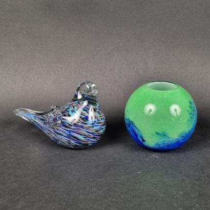 Lot en verre comprenant : 1 oiseaux à décor...