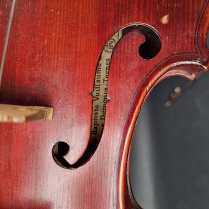 1 violon portant une étiquette 