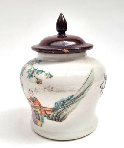 Potiche en porcelaine émaillée polychrome...