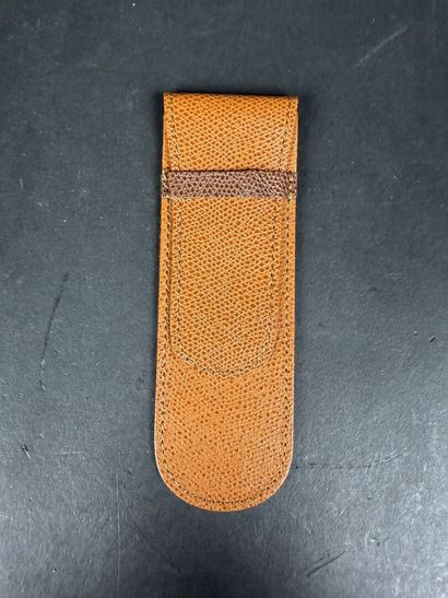 LANCEL. Étui à couteau en cuir marron, avec...