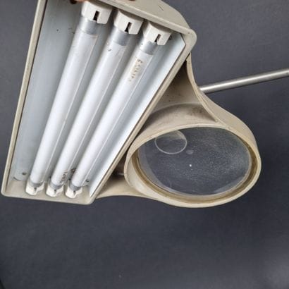 Lampe d'atelier en métal laqué gris, avec...