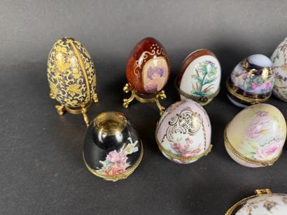 Lot de 15 œufs décoratifs, diverses matières...