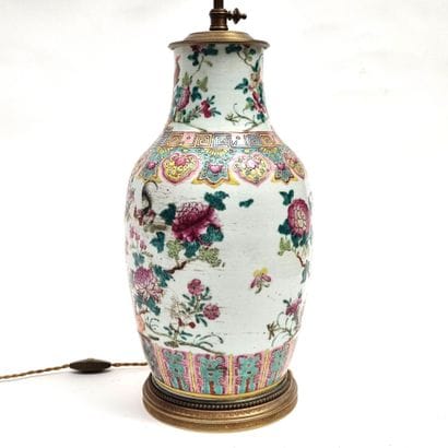 Grand vase en porcelaine polychrome à décor...