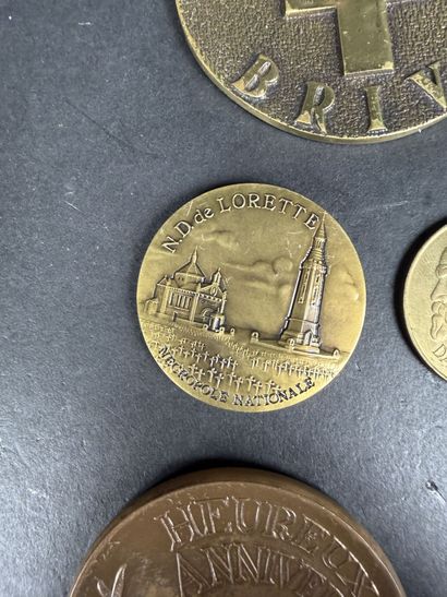 Lot de 16 médailles diverses en métal, cuivre...