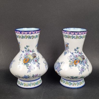 LONGWY. Paire de vases en faïence à décor...
