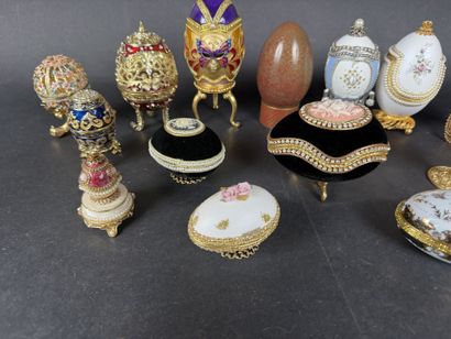 Lot de 15 œufs décoratifs, diverses matières,...