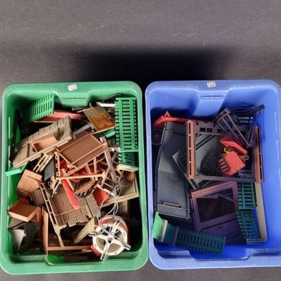 PLAYMOBIL. Deux caisses de pièces détachées...