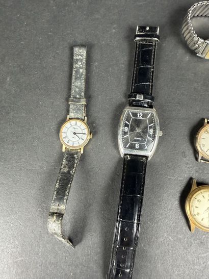 Lot comprenant : 5 montres mécaniques, diverses...