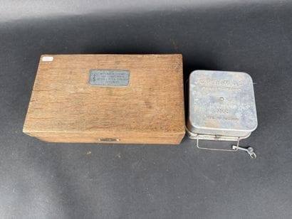 Lot comprenant : 1 boîte en chêne avec plaque...