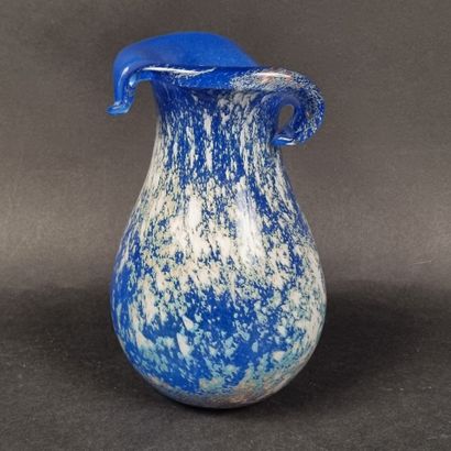 Vase en verre translucide doublé bleu, à...