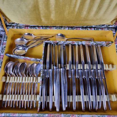 Partie de ménagère en métal argenté, modèle...