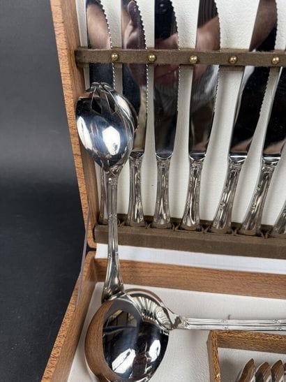 Partie de ménagère en inox modèle ruban comprenant...