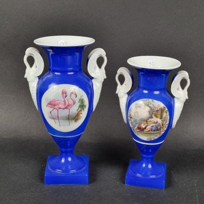 Lot de 2 vases en porcelaine de Paris à fond...
