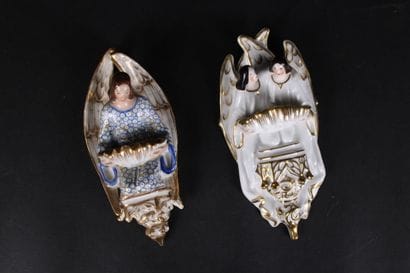 Lot de 2 bénitiers en porcelaine de Paris...