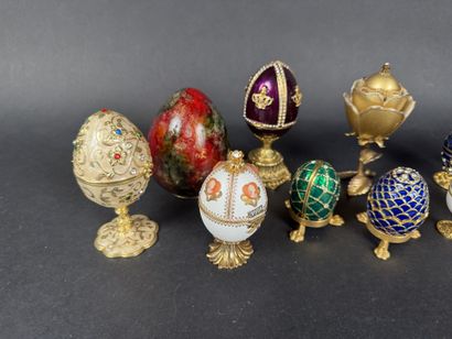 Lot de 15 œufs décoratifs, diverses matières,...