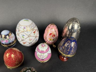Lot de 15 œufs décoratifs, diverses matières...