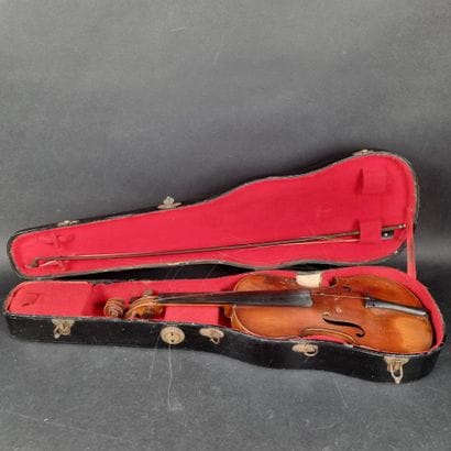 Lot comprenant : 1 violon portant une étiquette...