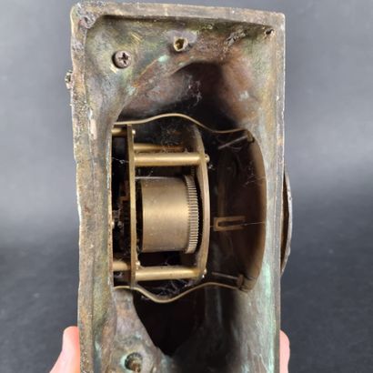 Pendule en bronze doré représentant une femme...