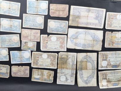 Lot de 35 anciens billets de banque français...