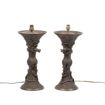 Paire de vases cornet en bronze patiné à...