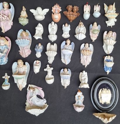 Ensemble de 34 bénitiers, diverses formes,...