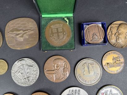 Lot de 16 médailles diverses en métal, cuivre...