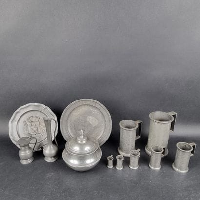 Lot d'objets en étain : Choppes, assiettes,...