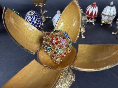 Lot de 15 œufs décoratifs, diverses matières,...