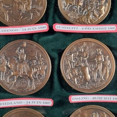 Suite de 12 médailles circulaires en bronze...
