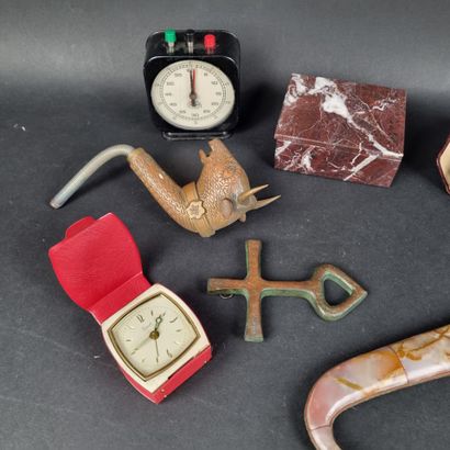 Manette : boîte en marbre rouge veiné, poignard...