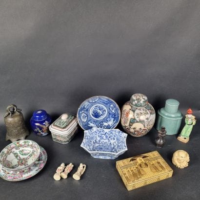 Manette : lot d'objets asiatique en carton...