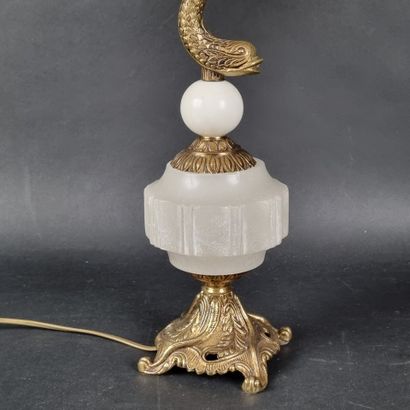 Lampe en albâtre et bronze doré à décor d'un...