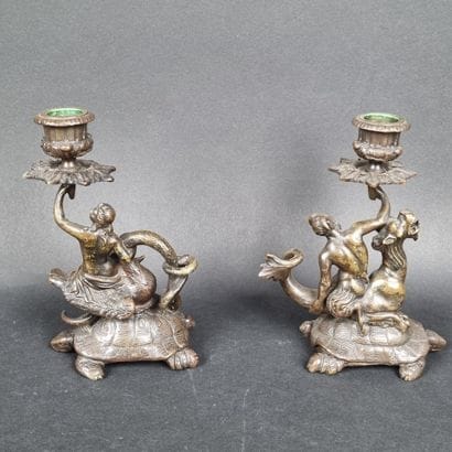 Paire de bougeoirs en bronze patiné, représentant...