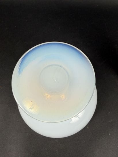 Lot comprenant : 1 coupe sur pied en verre...