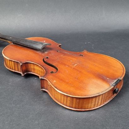 Violon portant une étiquette 