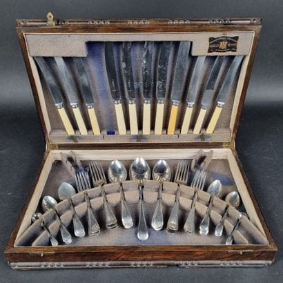 Partie de ménagère en métal argenté comprenant...