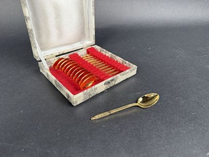 Lot comprenant : 12 cuillères à café en métal...