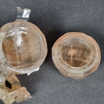 CHINE. Bonbonnière en agate sculpté, le couvercle...
