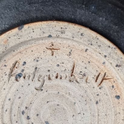 FONTGOMBAULT. Coupe en grès polychrome dans...
