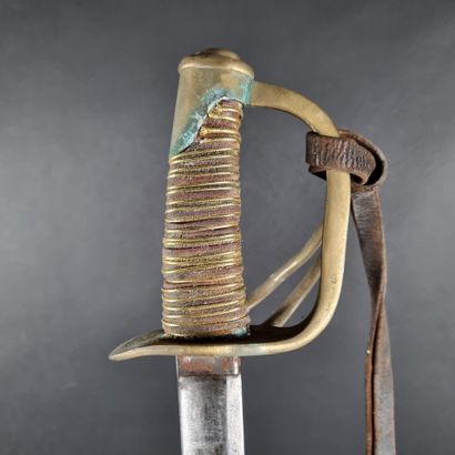 Sabre de cavalerie, garde en laiton à trois...