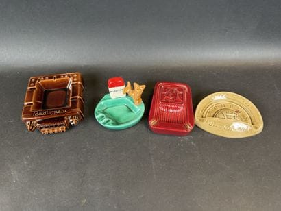 Lot de 4 cendriers en faïence polychrome...