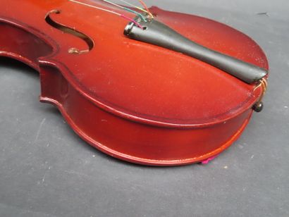 Violon et archer, avec étui (L : 37 cm)