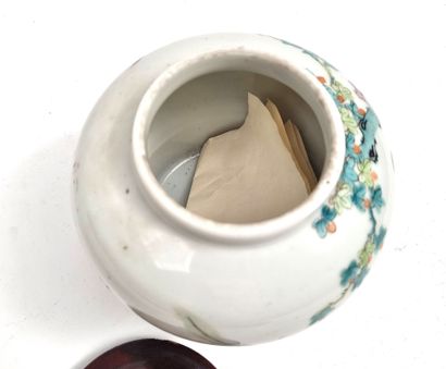 Potiche en porcelaine émaillée polychrome...