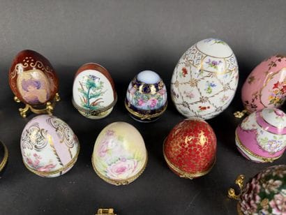 Lot de 15 œufs décoratifs, diverses matières...
