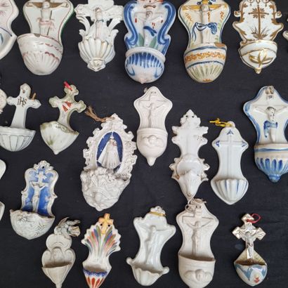 Ensemble de 37 bénitiers, diverses formes,...