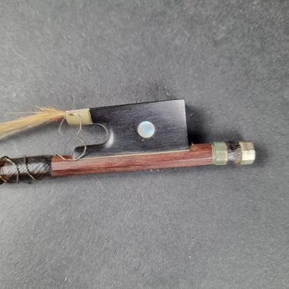 Lot comprenant : 1 violon portant une étiquette...