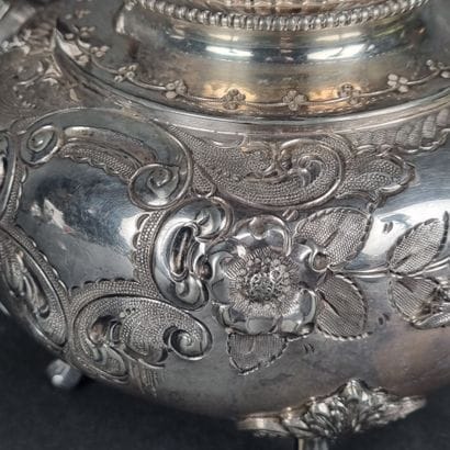Belle cafetière en métal argenté à décor...